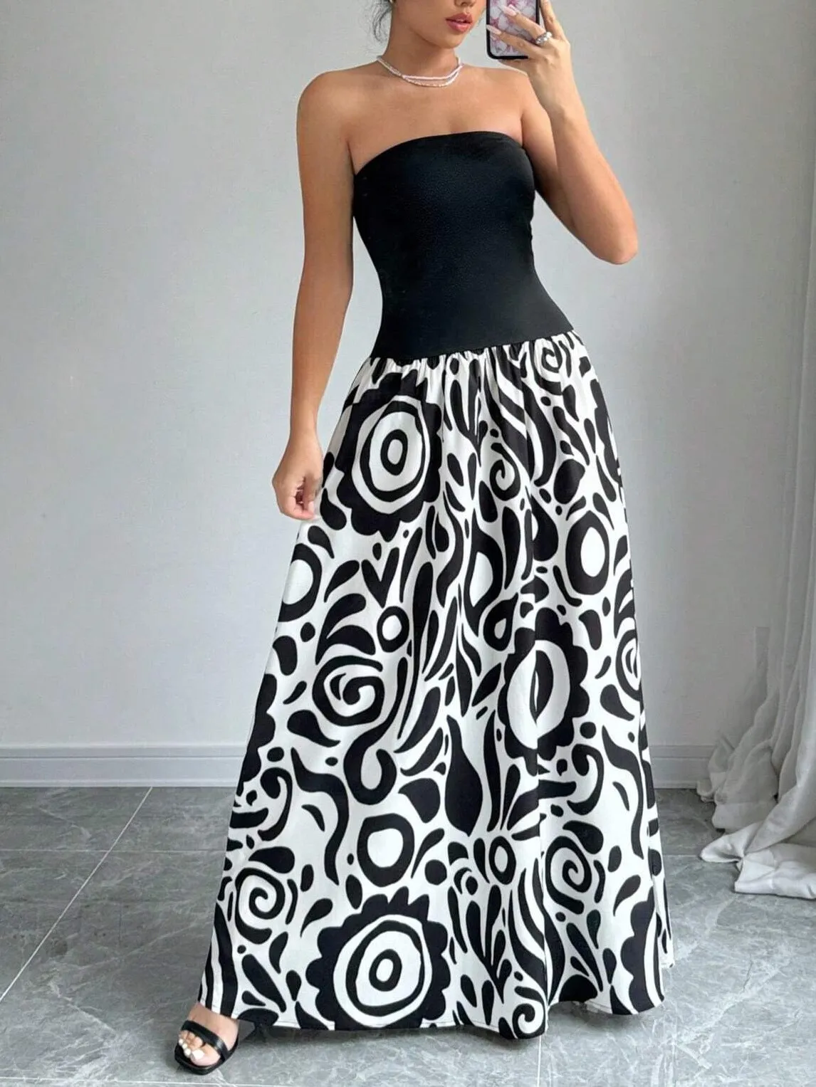 Elegant Strapless Maxi Dress with Bold Abstract Patterns