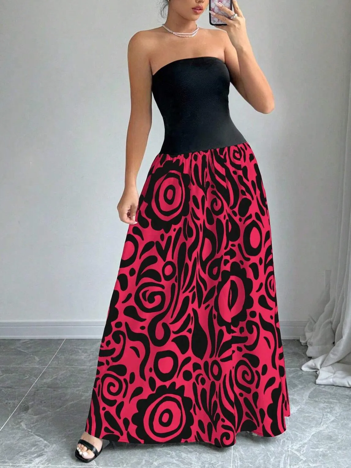 Elegant Strapless Maxi Dress with Bold Abstract Patterns