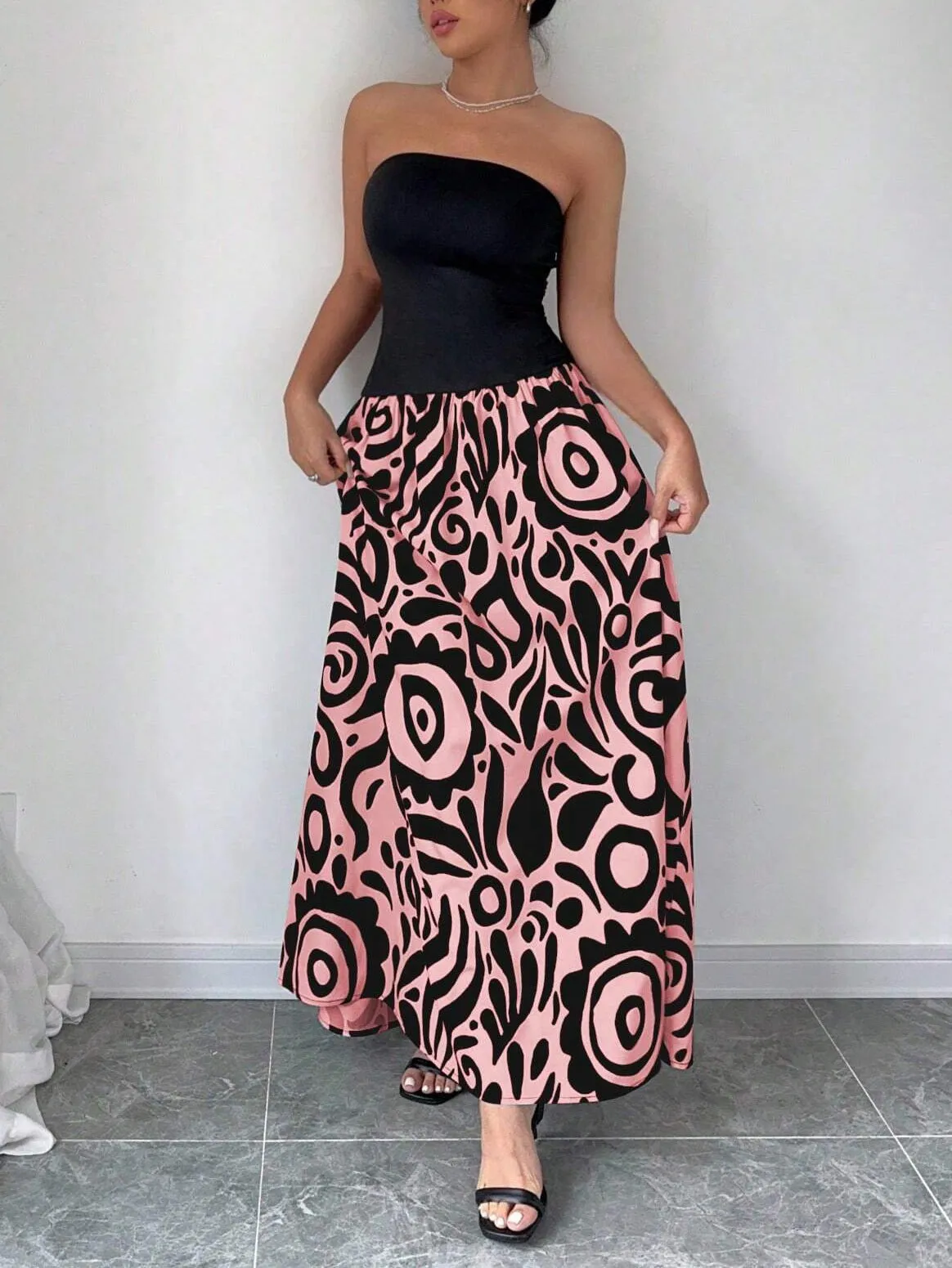 Elegant Strapless Maxi Dress with Bold Abstract Patterns