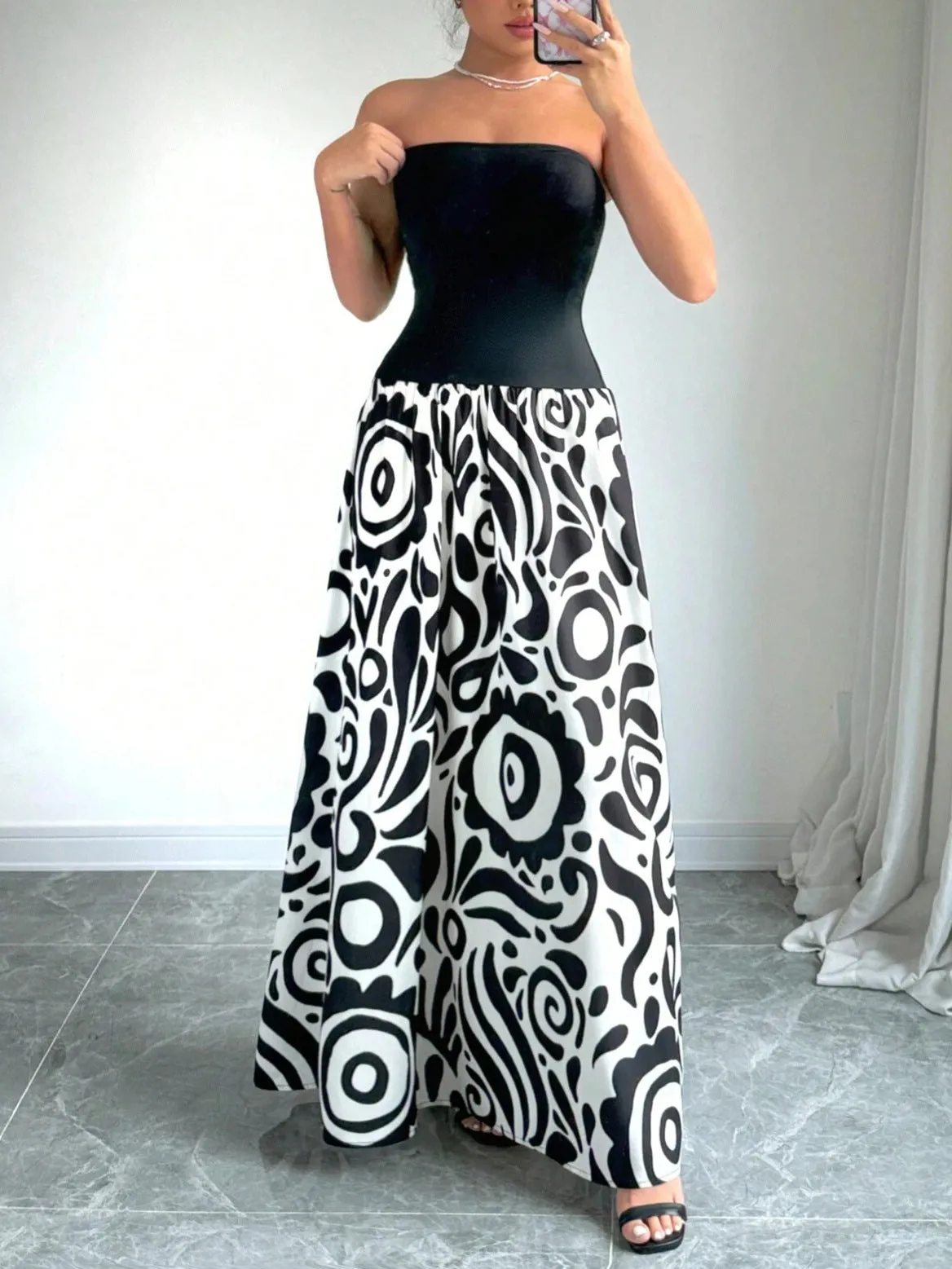 Elegant Strapless Maxi Dress with Bold Abstract Patterns