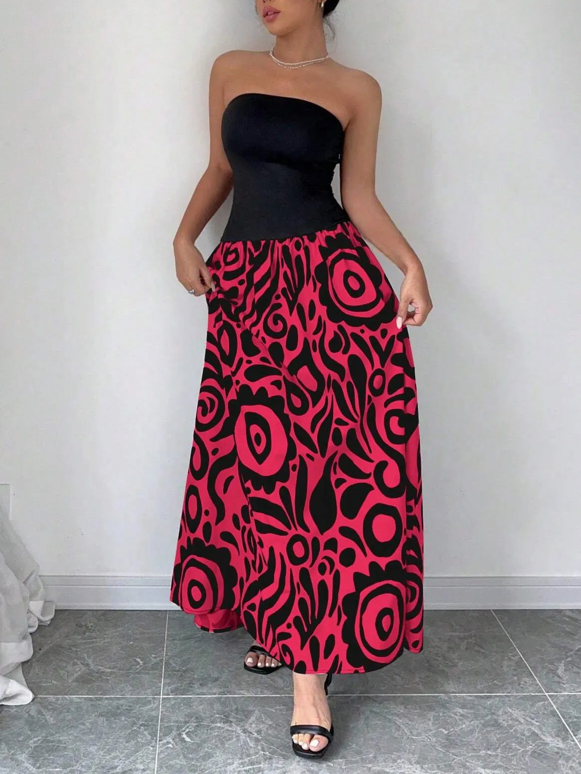 Elegant Strapless Maxi Dress with Bold Abstract Patterns