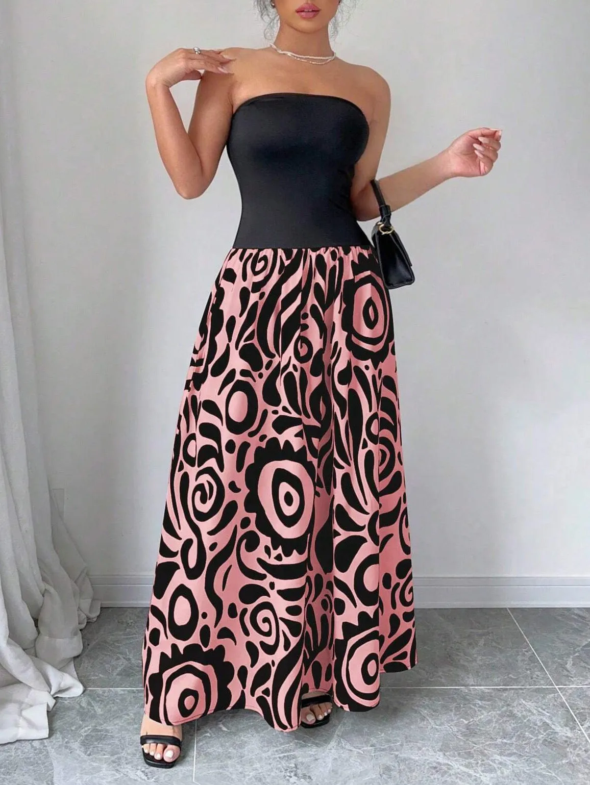 Elegant Strapless Maxi Dress with Bold Abstract Patterns
