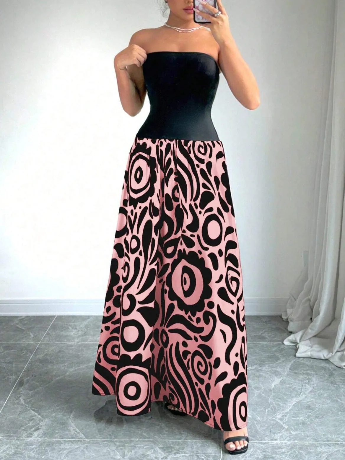 Elegant Strapless Maxi Dress with Bold Abstract Patterns