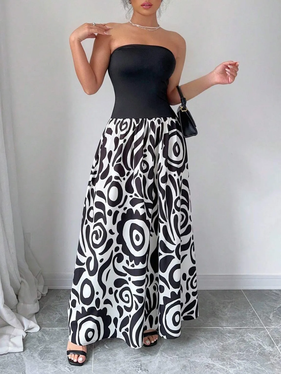 Elegant Strapless Maxi Dress with Bold Abstract Patterns