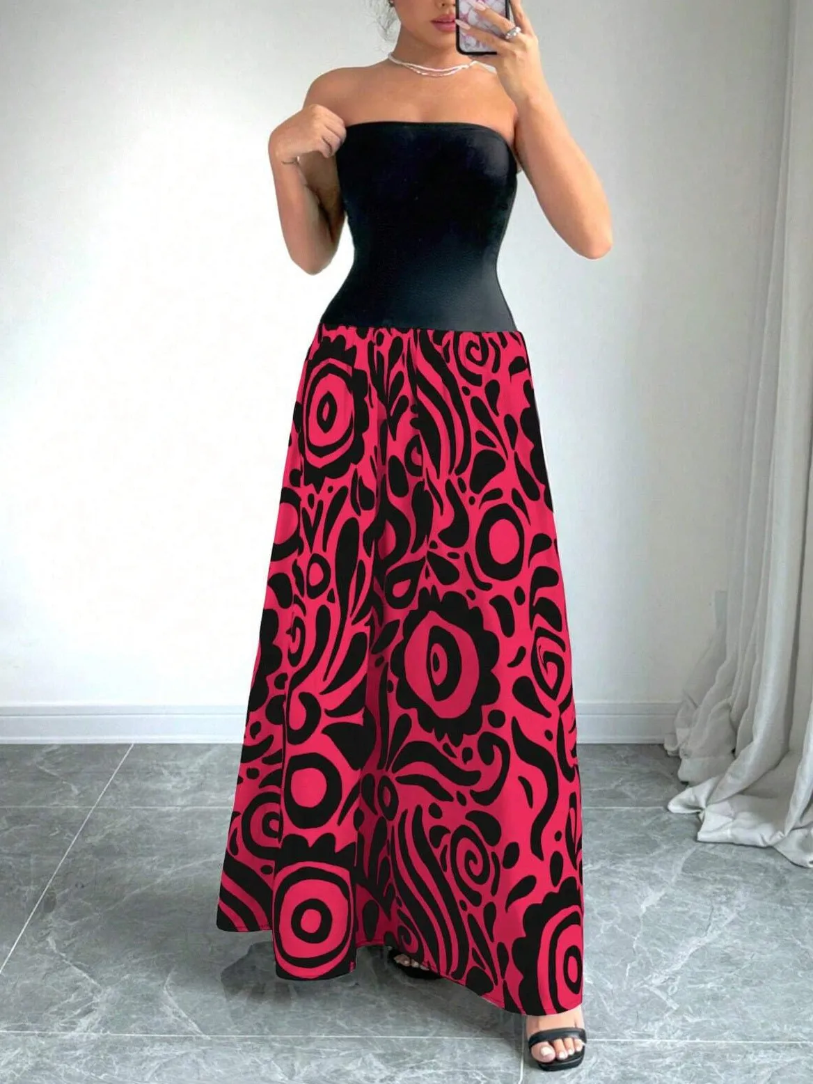 Elegant Strapless Maxi Dress with Bold Abstract Patterns