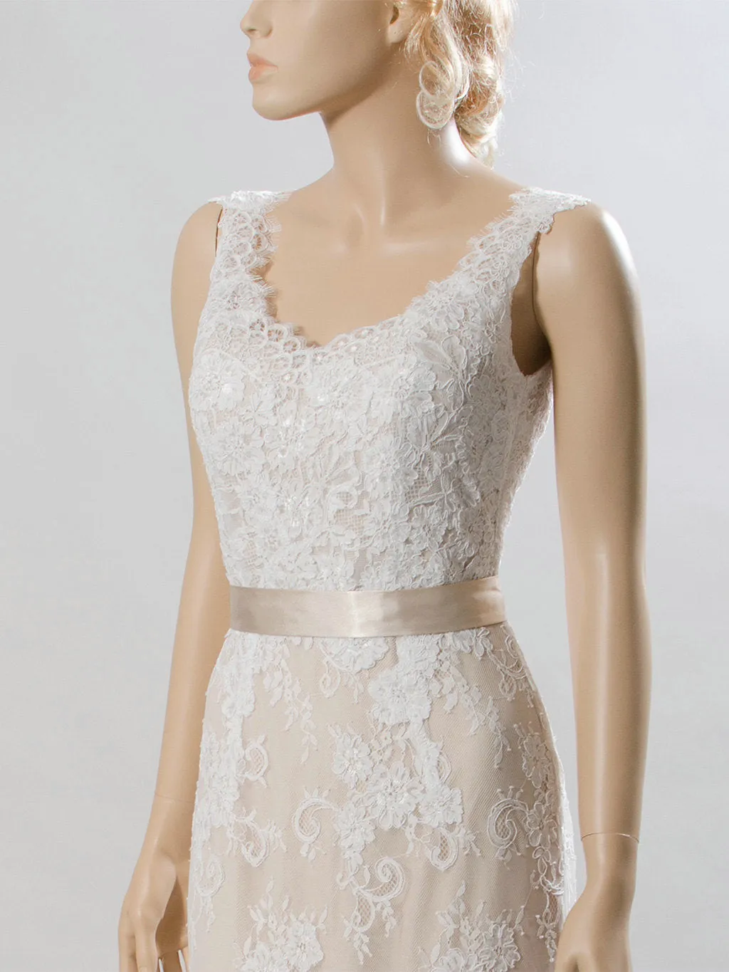 High Quality French Lace Deep V-back Wedding Dress