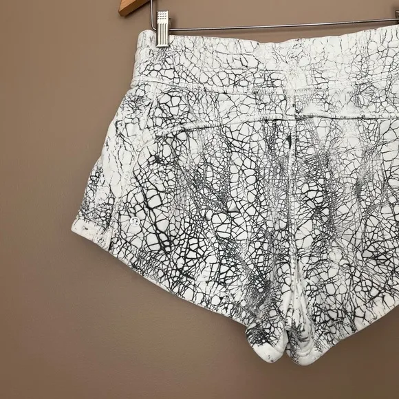 {Lululemon} Inner Glow High-Rise Short 3&quot; in Thread Dye White Black - Women’s 8