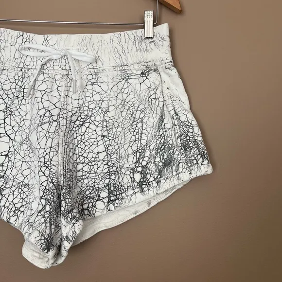 {Lululemon} Inner Glow High-Rise Short 3&quot; in Thread Dye White Black - Women’s 8
