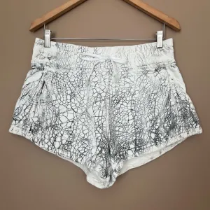 {Lululemon} Inner Glow High-Rise Short 3&quot; in Thread Dye White Black - Women’s 8